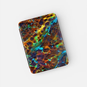 Op de afbeelding: Een rechthoekige portemonnee met een levendig, abstract ontwerp. Het patroon heeft een mix van kleuren, waaronder bruin, geel, blauw en groen, waardoor een textuur ontstaat die op een mozaïek lijkt. De portemonnee heeft afgeronde hoeken en een glanzende afwerking.