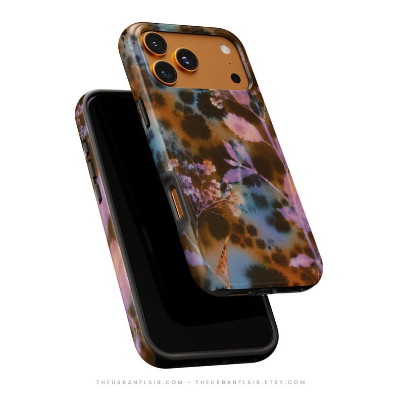 Puede incluir: Una funda para smartphone con un patr&oacute;n oscuro y moteado en tonos marrones, azules y morados con siluetas bot&aacute;nicas. La funda tiene un &aacute;rea de corte naranja para la c&aacute;mara y bordes negros. El texto THEURBANFLAIR.COM THEURBANFLAIR.ETSY.COM aparece en la parte inferior.