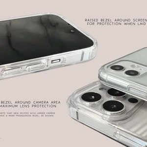 Peut inclure: Coque de t&eacute;l&eacute;phone transparente avec un motif marbr&eacute;. La coque a des rebords sur&eacute;lev&eacute;s autour de l'&eacute;cran et de l'appareil photo pour prot&eacute;ger le t&eacute;l&eacute;phone lorsqu'il est pos&eacute; &agrave; plat ou tomb&eacute;.
