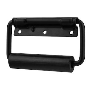 Puede incluir: Manija de metal negro con una empuñadura de goma negra. La manija está diseñada para montarse en una caja o un estuche.