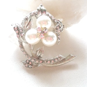 vintage 60s brooch - vintage metal brooch - pearl and rhinestone brooch - vintage white pearl brooch - vintage collectible brooch