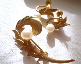 14kt gold brooch and earrings set - 14kt brooch and pearls- gold screw back earrings