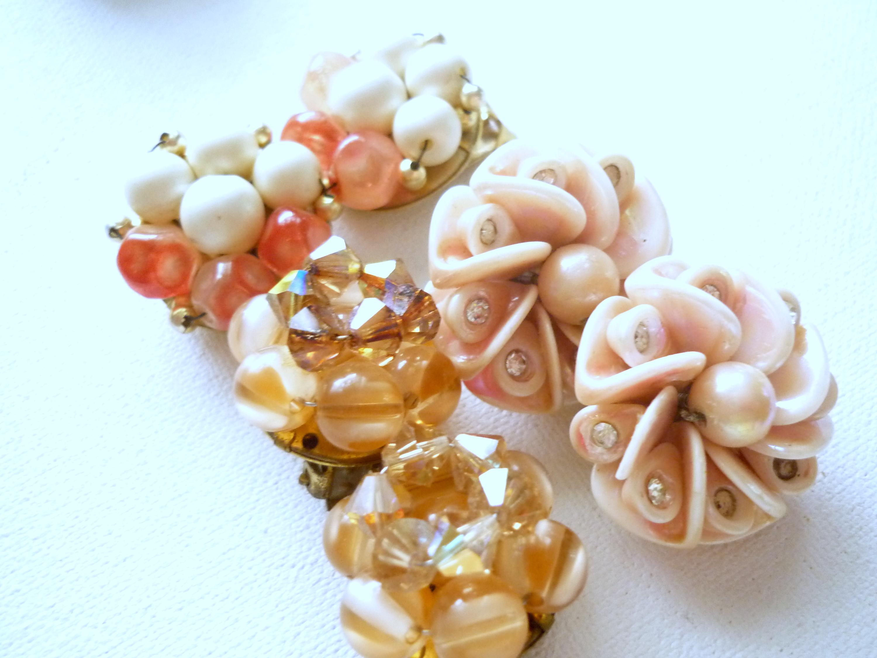 Boucles D'oreille Vintage En Plastique Beige Ivoire Des Années 50 - Occasion, Type Puces Avec Fermoir Clips