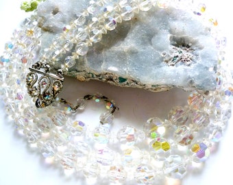 Collier cristal clair irisé   -  collier années soixante trois  rangs -  collier cristal de roche -  collier de soirée - collier fermoir