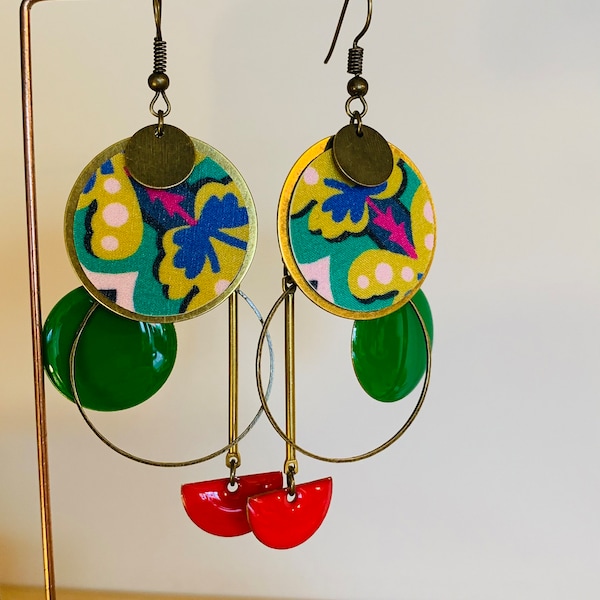 Boucles d'oreilles en tissu, apprêts en laiton et sequins émaillés