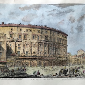 Op de afbeelding: Een handgekleurde prent die het Teatro di Marcello in Rome afbeeldt. De afbeelding toont een groot, oud gebouw met gewelfde openingen en meerdere verdiepingen. De lucht is lichtblauw met zachte wolken en figuren en paardenkoetsen zijn zichtbaar op de voorgrond.