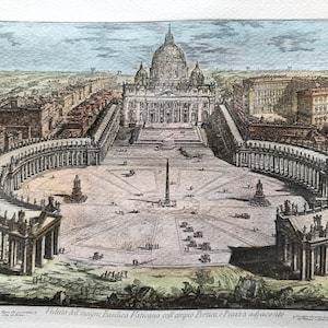 Puede incluir: Un grabado antiguo que representa una vista aérea de la Basílica de San Pedro en Roma, Italia. La basílica está rodeada por una gran plaza abierta con un obelisco central y dos fuentes. El grabado está en blanco y negro con detalles coloreados a mano.