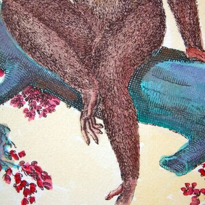 K&ouml;nnte beinhalten: Nahaufnahme eines braunen Affenbeins und -fu&szlig;es vor einem blauen und gr&uuml;nen Hintergrund. Der Affe sitzt auf einem Ast mit rosa und orangefarbenen Bl&uuml;ten.