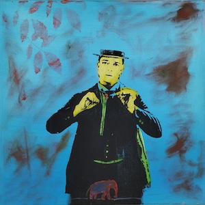 Puede incluir: Una pintura de una persona que lleva un traje negro y un sombrero, con una corbata de lazo verde. El fondo es un diseño abstracto azul y marrón.