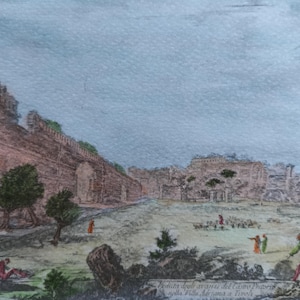 Può includere: Un'incisione antica che raffigura una città murata con un grande portale e una folla di persone in primo piano. L'incisione è in tonalità di marrone, verde e blu, e ha un aspetto sbiadito e vintage.