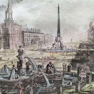 Peut inclure: Une gravure ancienne représentant une grande fontaine sur une place de ville. La fontaine est entourée de bâtiments et de personnes. La gravure est en noir et blanc avec quelques accents de couleur peints à la main.