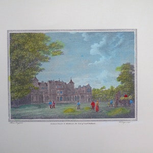 Può includere: Un'incisione colorata a mano che raffigura un grande edificio in pietra con un prato di fronte. L'edificio ha una torre centrale e più finestre. Diverse persone camminano sul prato e una carrozza trainata da cavalli è sullo sfondo. Il testo sotto l'immagine recita "Holland House in Middlesex, the Seat of Lord Holland."