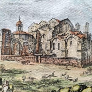 Può includere: Un dipinto ad acquerello che raffigura un grande edificio storico con un'alta torre e più finestre ad arco. L'edificio è circondato da un muro di pietra e da un'area erbosa con persone e animali.