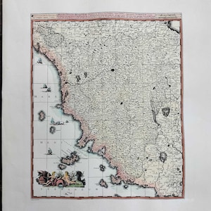 Può includere: Stampa di mappa antica di una regione costiera, con cartografia dettagliata e testo. La mappa è incorniciata con un bordo rosso e include illustrazioni di navi e figure. La tavolozza dei colori comprende beige, rosa e blu.