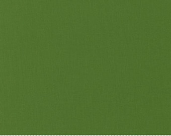 Moda Bella Solid en Evergreen 9900 234 - Vendido en incrementos de media yarda, cortado continuamente