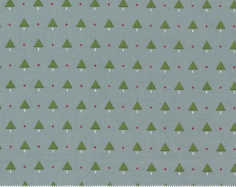 ¡Liquidación! Arbolitos Navideños Plateados 55246 17 de Bonnie & Camille para Moda. Se venden por media yarda, cortados en tiras.