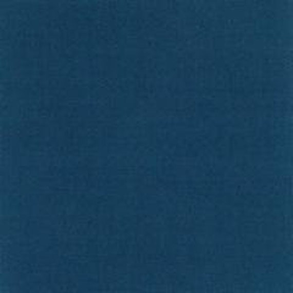 Moda Bella Solid en Azul Prusia 9900 271 Tela vendida en incrementos de  media yarda, cortada continuamente - Main Image