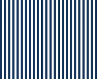 Tela de rayas azul marino sobre blanco de 1/4” de Riley Blake. Se vende por incrementos de media yarda y se corta de forma continua.