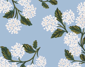 Meadow de Rifle Paper Co. para Cotton and Steel Hydrangea en azul claro RP201-LI1 - Tela vendida en incrementos de media yarda, cortada de forma continua