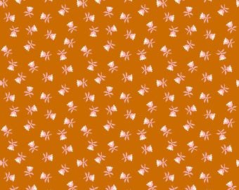 ¡En stock! Ruby Star Mystic Fable Sweet Flower en color canela RS4151 16 - Tela vendida en incrementos de medio metro, cortada de forma continua.