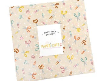 ¡Disponible! Papel recortado Ruby Star Society 2 de Rashida Coleman Hale - Pastel de capas, contiene cuarenta y dos cuadrados de 25 cm cortados en fábrica