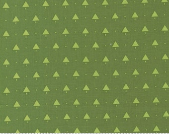 ¡Liquidación! Arbolitos navideños de abeto 55246 13 de Bonnie & Camille para Moda. Se venden por media yarda, cortados en tiras.