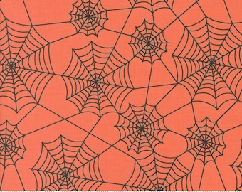 ¡En stock! Hey Boo Spider Webs en Soft Pumpkin de Lella Boutique 5213 12 - Tela vendida en incrementos de media yarda, cortada continuamente