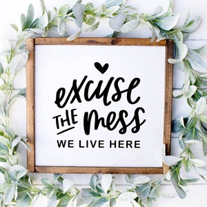 Entschuldigung The Mess Design SVG | Wir leben hier Zeichen | Svg Cut Files | Startseite SVG | Cricut-Dateien | Silhouette Cut Files | Handl entfesselten SVG