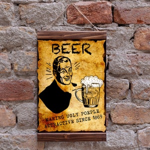 Puede incluir: Un letrero de estilo vintage con un fondo amarillento y un hombre de dibujos animados sosteniendo un vaso de cerveza. El letrero dice "Beer Making Ugly People Attractive Since 1869."
