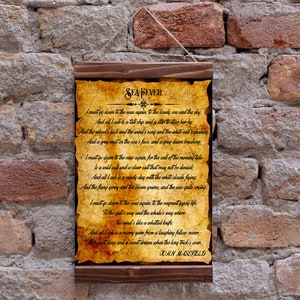 Op de afbeelding: Een vintage-stijl scroll met een gedicht getiteld "Sea Fever" van John Masefield. Het gedicht is gedrukt op een perkament-achtige achtergrond met een verweerde, oude look. De scroll is gemonteerd op een houten frame.