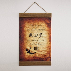 Cita de Peter Pan &quot;En el momento en que dudes si PUEDES VOLAR...&quot;  Fondo envejecido, Peter Pan Nursery, Peter Pan Print, Wood Framed Canvas Print