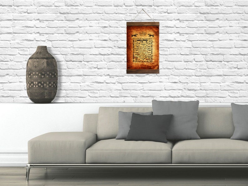 Puede incluir: Una impresi&oacute;n de estilo vintage con una inscripci&oacute;n en hebreo y un dise&ntilde;o de menor&aacute;. La impresi&oacute;n est&aacute; enmarcada en un marco de madera oscura y cuelga de una pared de ladrillo blanco.