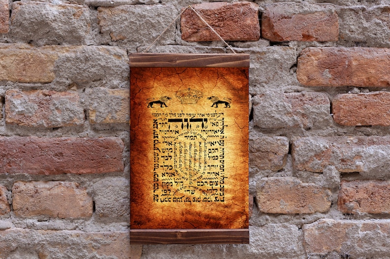 Puede incluir: Una impresi&oacute;n enmarcada en madera marr&oacute;n con un fondo de pergamino vintage. La impresi&oacute;n presenta una inscripci&oacute;n en hebreo con dos leones y una corona en la parte superior. La inscripci&oacute;n dice: "דלפט מי אתה ע פאי יאלי כמיל לבד ייכלר צום הכסקול חקב טנע ינל פוק שכן צית"