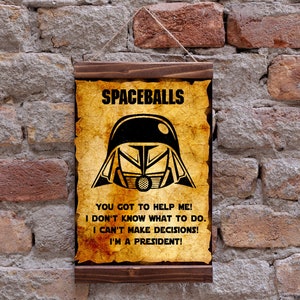 Może przedstawiać: Plakat w stylu vintage z żółtawym tłem i czarno-białą ilustracją hełmu. Plakat głosi "SPACEBALLS" i zawiera tekst "YOU GOT TO HELP ME! I DON'T KNOW WHAT TO DO. I CAN'T MAKE DECISIONS! I'M A PRESIDENT!"
