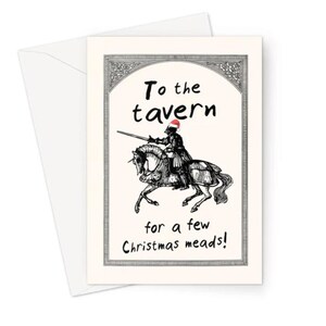 Op de afbeelding: Crèmekleurige wenskaart met een zwart-wit illustratie van een ridder te paard, met de tekst "To the tavern for a few Christmas meads!" De ridder draagt een kerstmuts. Inclusief een witte envelop.
