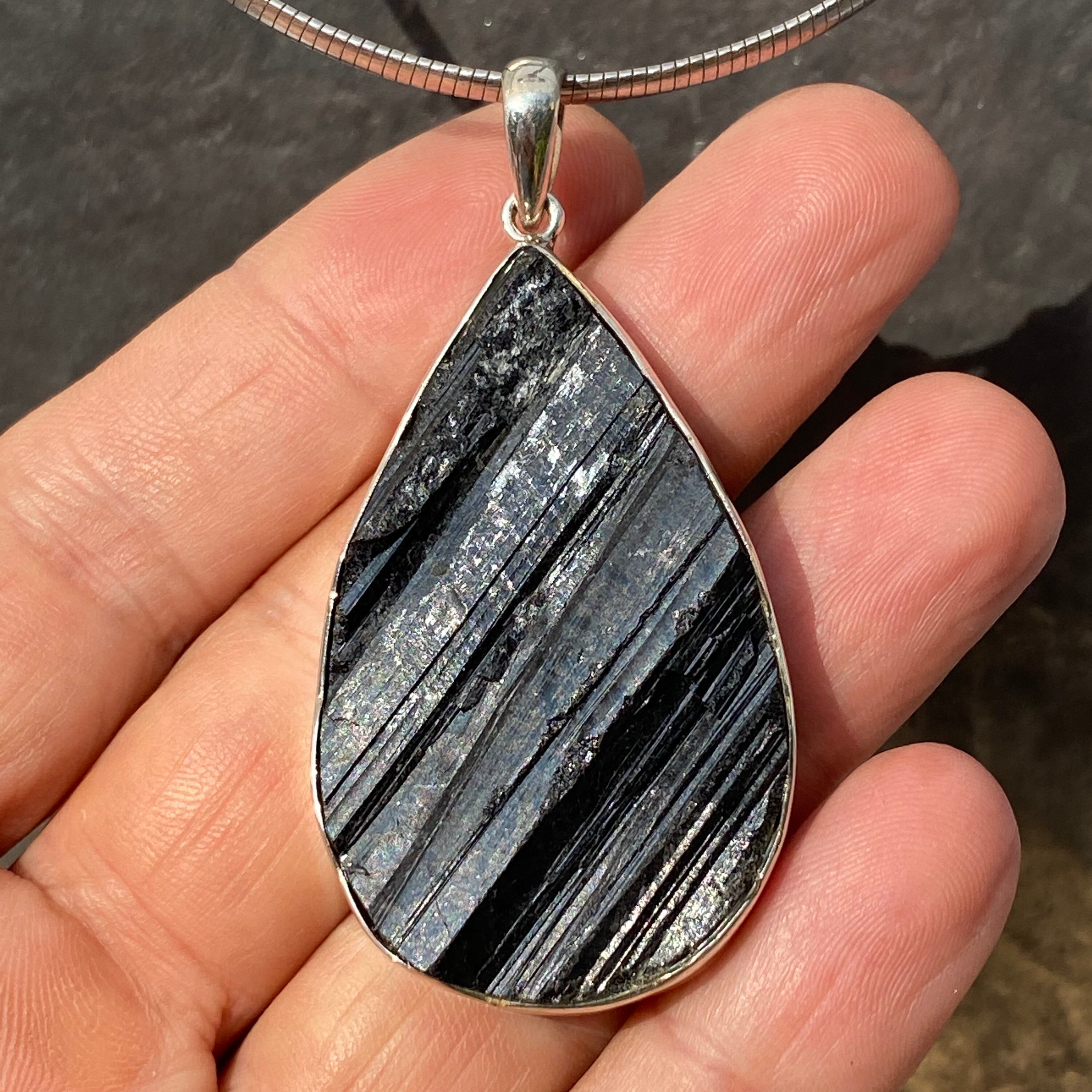Colgante de turmalina negro colgante de turmalina raw Etsy