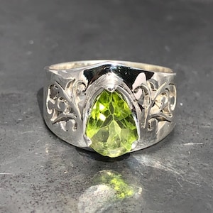 Peridot ring - silver peridot ring sze UK - P, US - 8 3/4, EU - 56