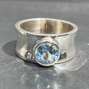 BlauEr Topas Ring - breites gebogenes Band Bluetopas Ring - Silber blau Topas Ringgröße UK - P 1/2, US - 8, EU - 57