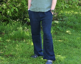 Può includere: Una persona che indossa una camicia verde a maniche corte con colletto abbottonato e pantaloni blu scuro.