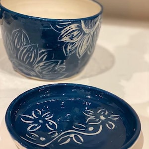 Handgemachter mittelgroßer Blumentopf aus Keramik mit Untersetzer - Blau-Weißes Blumenmuster - Einzigartiges Wohndekor - Geschenk für Pflanzenliebhaber