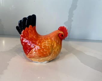 Figura de pollo de cerámica hecha a mano: decoración rústica de granja