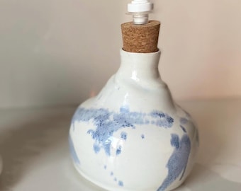 Dispensador de jabón blanco y azul