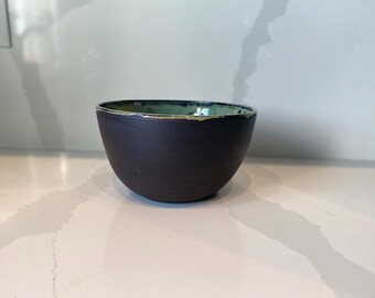 Cuenco grande de cerámica negro y verde hecho a mano