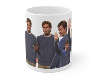 Puede incluir: Taza de cerámica blanca con un collage de un hombre con diferentes expresiones faciales. El hombre lleva un suéter azul y se muestra en varias poses.