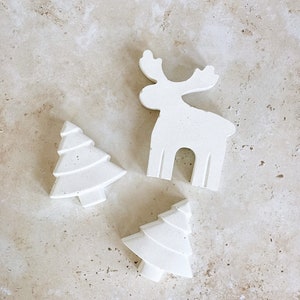 Concrete reindeer // Christmas decoration image 3