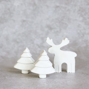 Concrete reindeer // Christmas decoration Reindeer and tree
