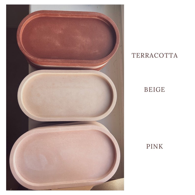 Pu&ograve; includere: Tre vassoi ovali impilati, nei colori terracotta, beige e rosa. I vassoi sono realizzati in un materiale solido e hanno una superficie liscia. Il testo "TERRACOTTA", "BEIGE" e "PINK" &egrave; visualizzato verticalmente.
