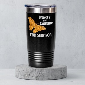 Könnte beinhalten: Schwarzer Edelstahlbecher mit einem goldenen Schmetterlingsdesign und dem Text "Bravery and Courage FND Survivor".