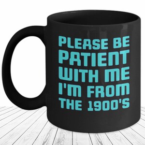 Bitte seien Sie geduldig mit mir, ich bin aus dem Jahr 1900 Tasse Vintage 70er 80er Jahre Kinder Eltern Geschenke Retro Kindheitserinnerungen Kaffeetasse für Sie oder Ihn