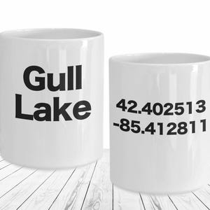 Gull Lake, Lake Griffig Becher Idlewild Kaffeetasse mit GPS Koordinaten Lustiges Geschenk für See Haus Dekor Familie Hütte Urlaub Fischer Sportler